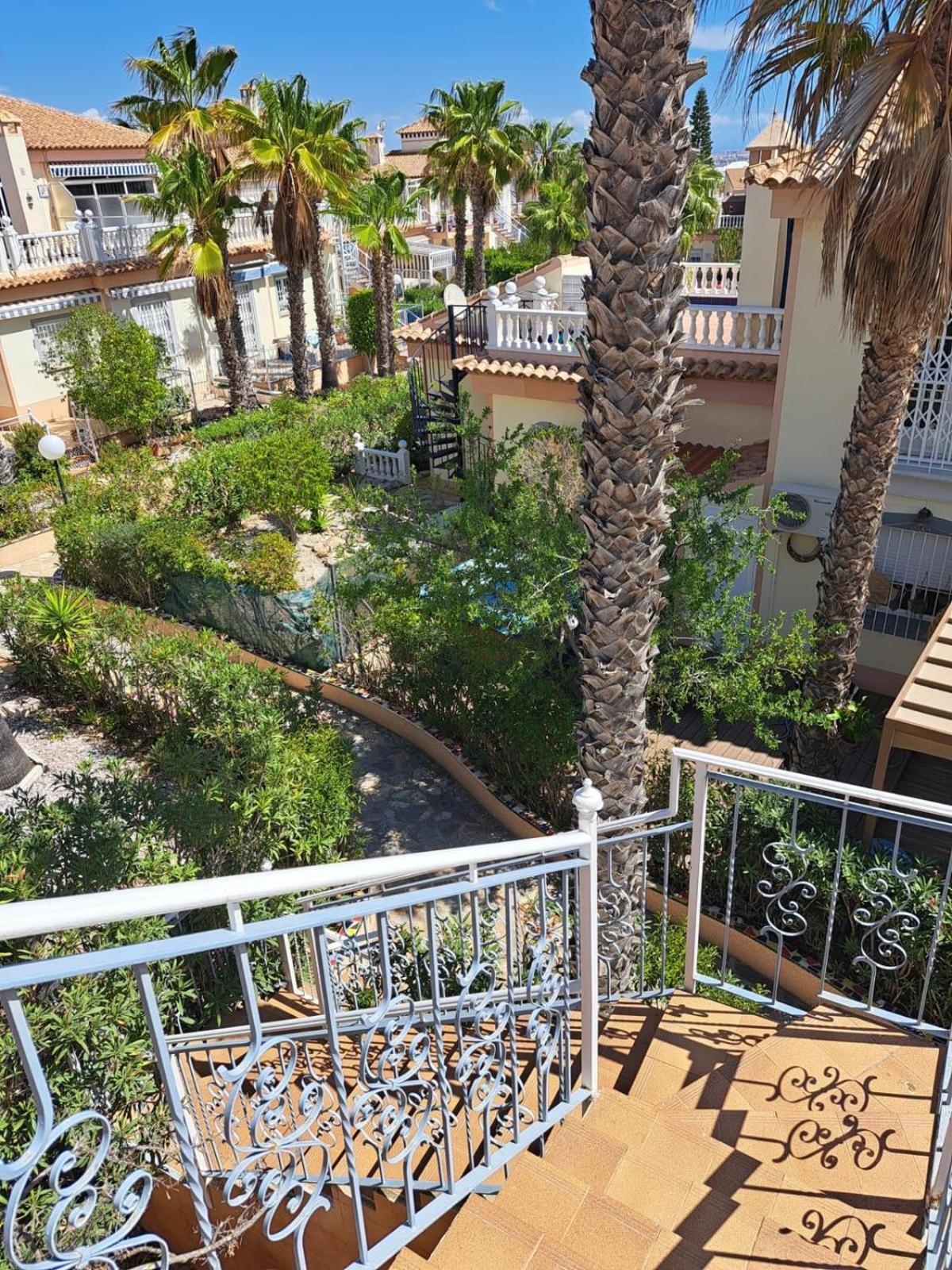 Schoenes Ruhiges Rooftop Apartment Mit Grosser Dachterrasse Torrevieja Exteriör bild